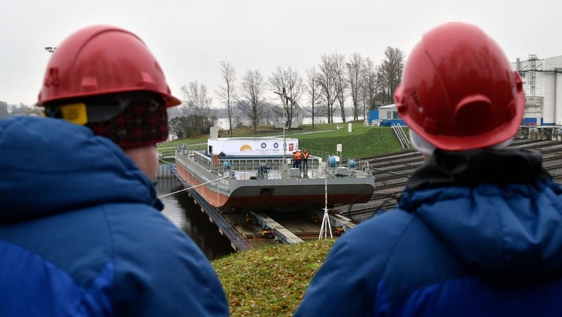 Pekerja menyelesaikan kapal perang bertenaga nuklir milik Rusia. (AFP via Getty Images/OLGA MALTSEVA)