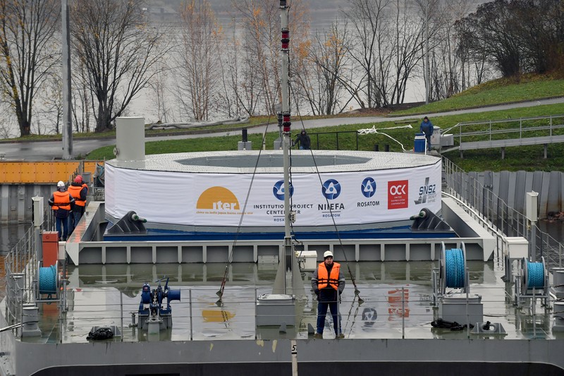 Pekerja menyelesaikan kapal perang bertenaga nuklir milik Rusia. (AFP via Getty Images/OLGA MALTSEVA)