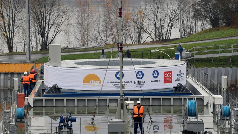 Pekerja menyelesaikan kapal perang bertenaga nuklir milik Rusia. (AFP via Getty Images/OLGA MALTSEVA)