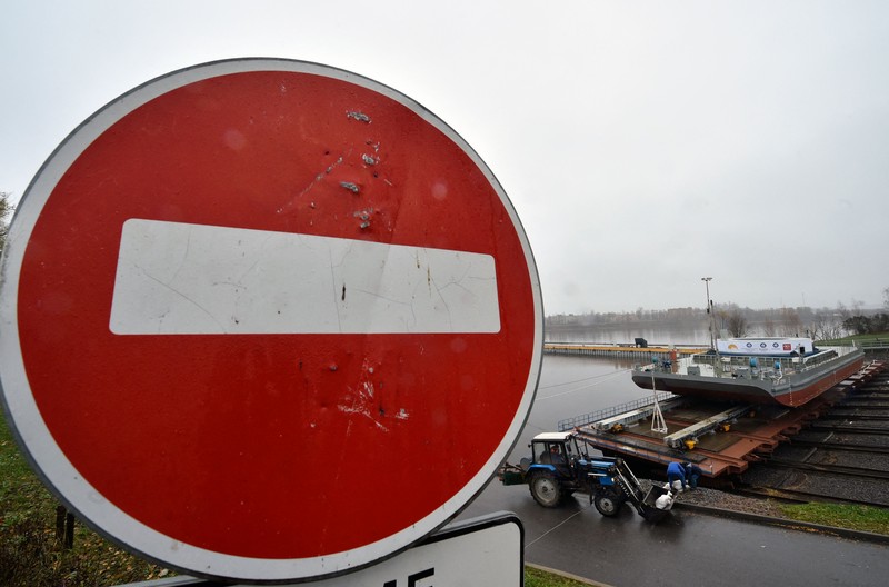 Pekerja menyelesaikan kapal perang bertenaga nuklir milik Rusia. (AFP via Getty Images/OLGA MALTSEVA) Pekerja menyelesaikan kapal perang bertenaga nuklir milik Rusia. (AFP via Getty Images/OLGA MALTSEVA)