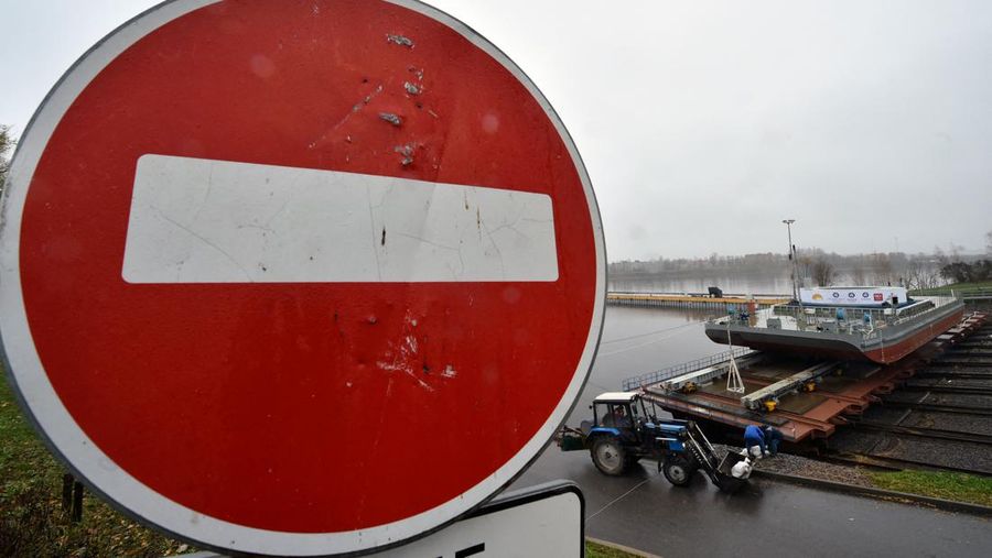 Pekerja menyelesaikan kapal perang bertenaga nuklir milik Rusia. (AFP via Getty Images/OLGA MALTSEVA)
