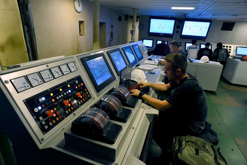 Pekerja menyelesaikan kapal perang bertenaga nuklir milik Rusia. (AFP via Getty Images/OLGA MALTSEVA)