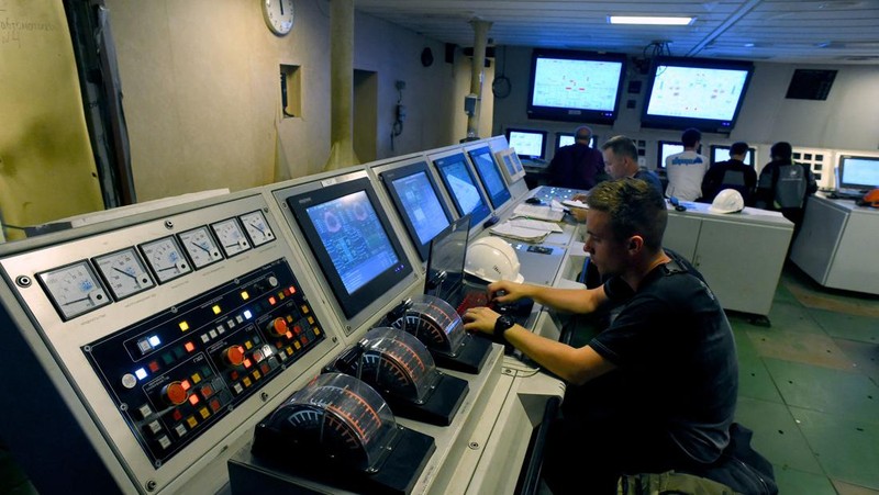 Pekerja menyelesaikan kapal perang bertenaga nuklir milik Rusia. (AFP via Getty Images/OLGA MALTSEVA)