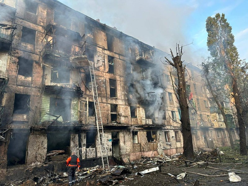 Pemandangan menunjukkan bangunan tempat tinggal yang rusak berat akibat serangan rudal Rusia, di tengah serangan Rusia di Ukraina, di Kryvyi Rih, wilayah Dnipropetrovsk, Ukraina 13 Juni 2023. Pemandangan menunjukkan bangunan tempat tinggal yang rusak berat akibat serangan rudal Rusia, di tengah serangan Rusia di Ukraina, di Kryvyi Rih, wilayah Dnipropetrovsk, Ukraina 13 Juni 2023. (Governor of Dnipropetrovsk Regional Military-Civil Administration Serhii Lysak via Telegram/Handout via REUTERS)