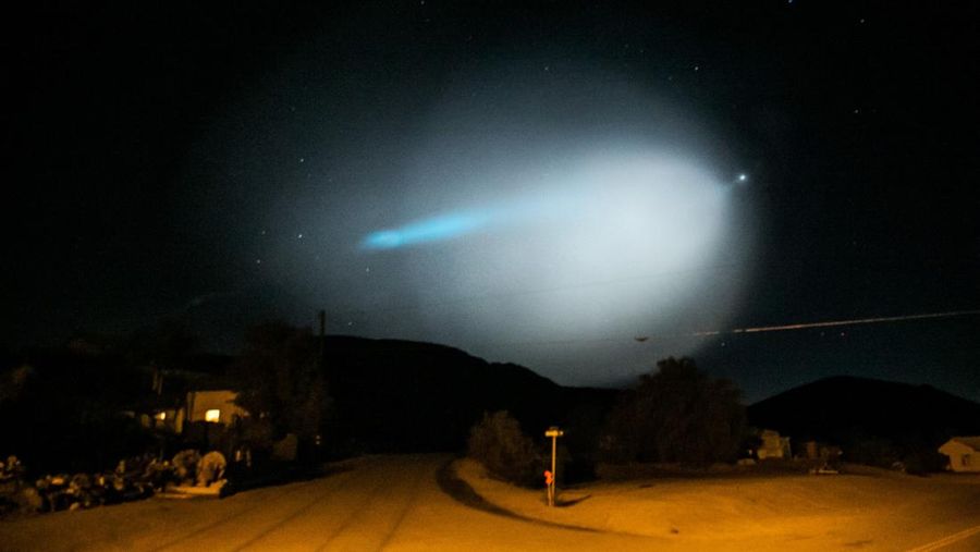Penampakan cahaya langit dengan spekulasi komet atau UFO. (Los Angeles Times via Getty Imag/Marcus Yam)