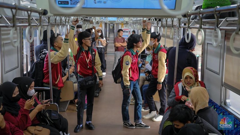 Penumpang memadati Stasiun Tanah Abang, Jakarta, Selasa (13/6/2023). PT KAI Commuter atau KCI mulai memperbolehkan pengguna KRL untuk tidak menggunakan masker atau bebas masker dalam melakukan perjalanan per Senin (12/6) kemarin. (CNBC Indonesia/Faisal Rahman)