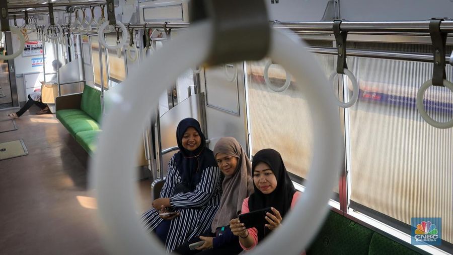 Penumpang memadati Stasiun Tanah Abang, Jakarta, Selasa (13/6/2023). PT KAI Commuter atau KCI mulai memperbolehkan pengguna KRL untuk tidak menggunakan masker atau bebas masker dalam melakukan perjalanan per Senin (12/6) kemarin. (CNBC Indonesia/Faisal Rahman)