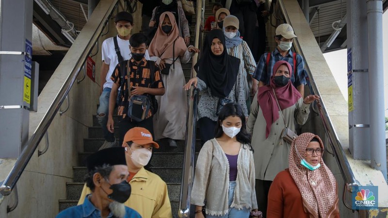 Penumpang memadati Stasiun Tanah Abang, Jakarta, Selasa (13/6/2023). PT KAI Commuter atau KCI mulai memperbolehkan pengguna KRL untuk tidak menggunakan masker atau bebas masker dalam melakukan perjalanan per Senin (12/6) kemarin. (CNBC Indonesia/Faisal Rahman)