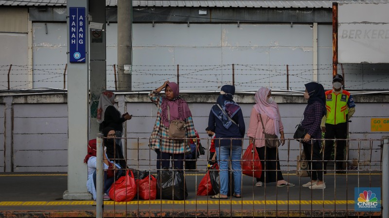 Penumpang memadati Stasiun Tanah Abang, Jakarta, Selasa (13/6/2023). PT KAI Commuter atau KCI mulai memperbolehkan pengguna KRL untuk tidak menggunakan masker atau bebas masker dalam melakukan perjalanan per Senin (12/6) kemarin. Penumpang memadati Stasiun Tanah Abang, Jakarta, Selasa (13/6/2023). PT KAI Commuter atau KCI mulai memperbolehkan pengguna KRL untuk tidak menggunakan masker atau bebas masker dalam melakukan perjalanan per Senin (12/6) kemarin. (CNBC Indonesia/Faisal Rahman)