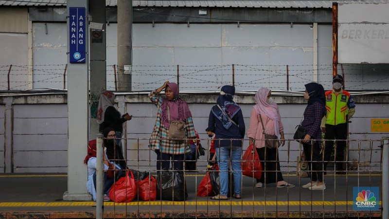 Penumpang memadati Stasiun Tanah Abang, Jakarta, Selasa (13/6/2023). PT KAI Commuter atau KCI mulai memperbolehkan pengguna KRL untuk tidak menggunakan masker atau bebas masker dalam melakukan perjalanan per Senin (12/6) kemarin. (CNBC Indonesia/Faisal Rahman)