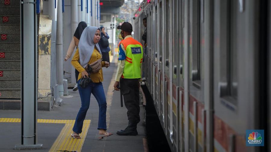 Penumpang memadati Stasiun Tanah Abang, Jakarta, Selasa (13/6/2023). PT KAI Commuter atau KCI mulai memperbolehkan pengguna KRL untuk tidak menggunakan masker atau bebas masker dalam melakukan perjalanan per Senin (12/6) kemarin. (CNBC Indonesia/Faisal Rahman)