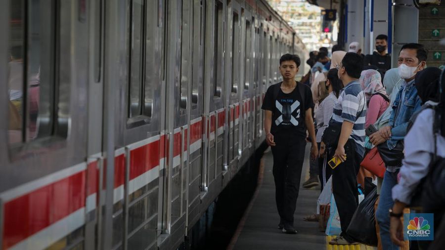 Penumpang memadati Stasiun Tanah Abang, Jakarta, Selasa (13/6/2023). PT KAI Commuter atau KCI mulai memperbolehkan pengguna KRL untuk tidak menggunakan masker atau bebas masker dalam melakukan perjalanan per Senin (12/6) kemarin. (CNBC Indonesia/Faisal Rahman)