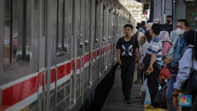 Penumpang memadati Stasiun Tanah Abang, Jakarta, Selasa (13/6/2023). PT KAI Commuter atau KCI mulai memperbolehkan pengguna KRL untuk tidak menggunakan masker atau bebas masker dalam melakukan perjalanan per Senin (12/6) kemarin. (CNBC Indonesia/Faisal Rahman)