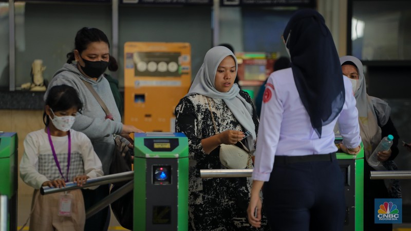 Penumpang memadati Stasiun Tanah Abang, Jakarta, Selasa (13/6/2023). PT KAI Commuter atau KCI mulai memperbolehkan pengguna KRL untuk tidak menggunakan masker atau bebas masker dalam melakukan perjalanan per Senin (12/6) kemarin. (CNBC Indonesia/Faisal Rahman)