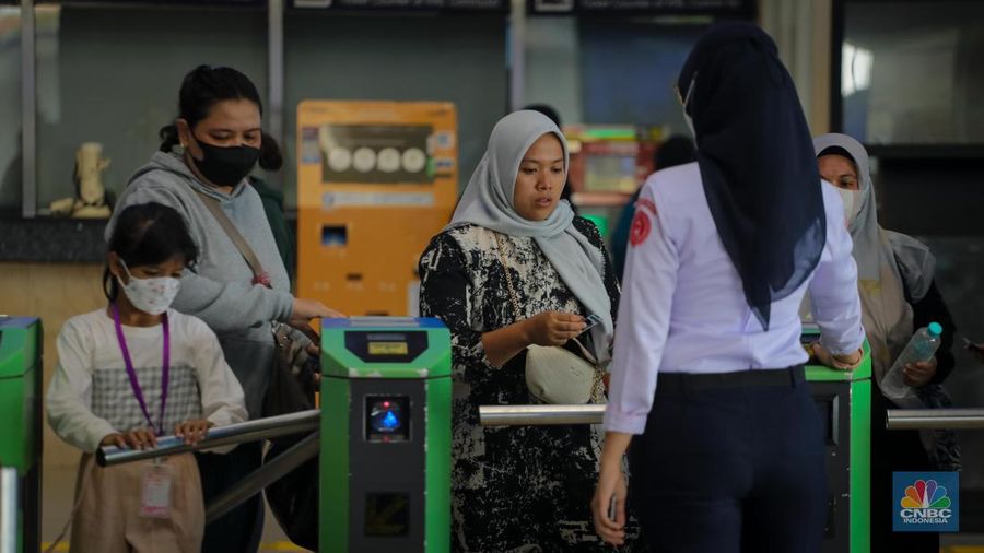 Penumpang memadati Stasiun Tanah Abang, Jakarta, Selasa (13/6/2023). PT KAI Commuter atau KCI mulai memperbolehkan pengguna KRL untuk tidak menggunakan masker atau bebas masker dalam melakukan perjalanan per Senin (12/6) kemarin. (CNBC Indonesia/Faisal Rahman)