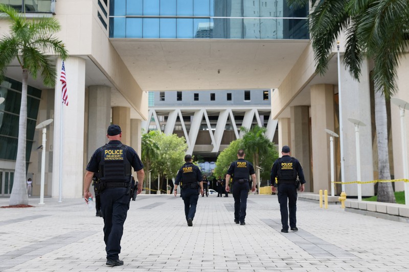 Eks Presiden Amerika Serikat Donald Trump telah tiba di Miami untuk menghadapi persidangan pada Selasa (13/6) waktu setempat. (Getty Images/Octavio Jones)