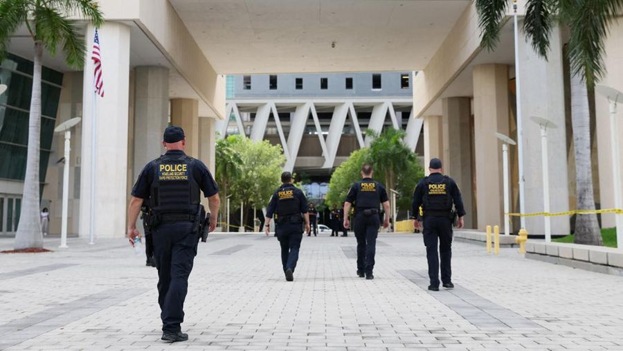 Eks Presiden Amerika Serikat Donald Trump telah tiba di Miami untuk menghadapi persidangan pada Selasa (13/6) waktu setempat. (Getty Images/Octavio Jones)