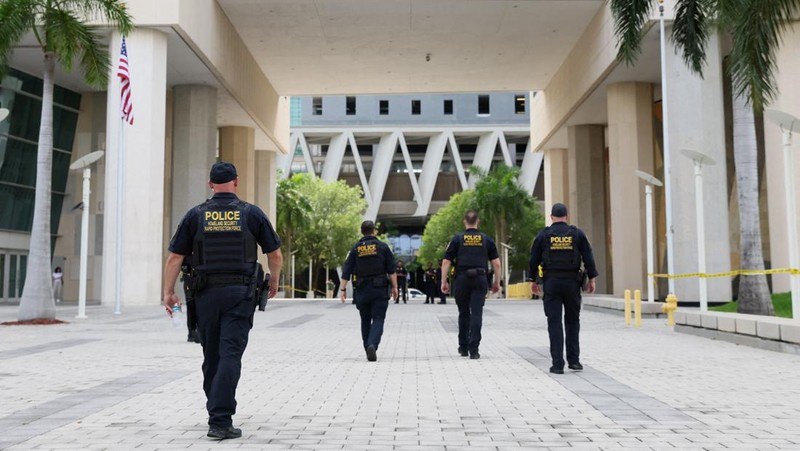 Eks Presiden Amerika Serikat Donald Trump telah tiba di Miami untuk menghadapi persidangan pada Selasa (13/6) waktu setempat. (Getty Images/Octavio Jones)
