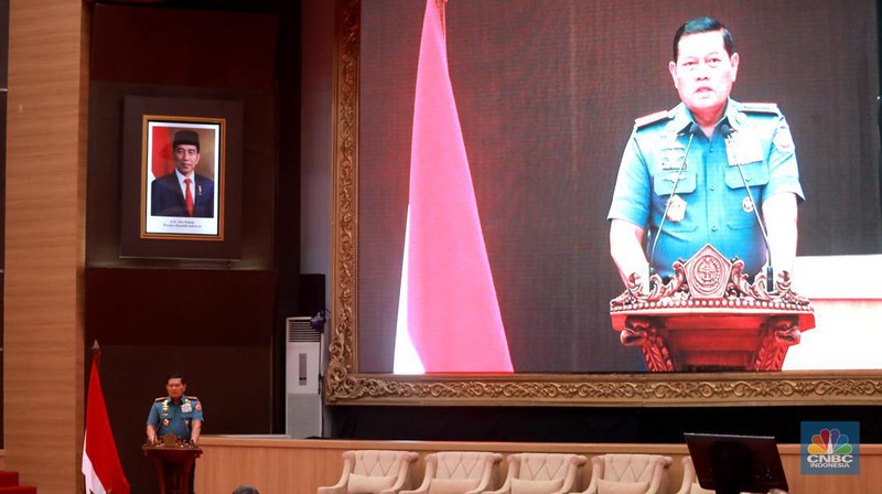 Plt. Menteri Kominfo Mahfud MD dan Panglima TNI Laksamana TNI Yudo Margono menghadiri Literasi Digital Sektor Pemerintahan di Markas Besar TNI, Cilangkap, Jakarta Timur Selasa (13/06/2023). (CNBC Indonesia/Muhammad Sabki)
