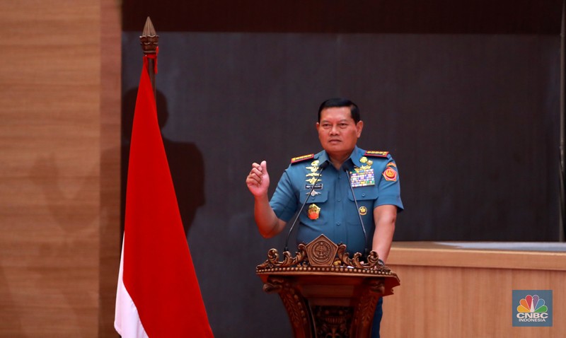 Plt. Menteri Kominfo Mahfud MD dan Panglima TNI Laksamana TNI Yudo Margono menghadiri Literasi Digital Sektor Pemerintahan di Markas Besar TNI, Cilangkap, Jakarta Timur Selasa (13/06/2023). (CNBC Indonesia/Muhammad Sabki)