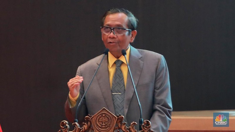Plt. Menteri Kominfo Mahfud MD dan Panglima TNI Laksamana TNI Yudo Margono menghadiri Literasi Digital Sektor Pemerintahan di Markas Besar TNI, Cilangkap, Jakarta Timur Selasa (13/06/2023). (CNBC Indonesia/Muhammad Sabki)