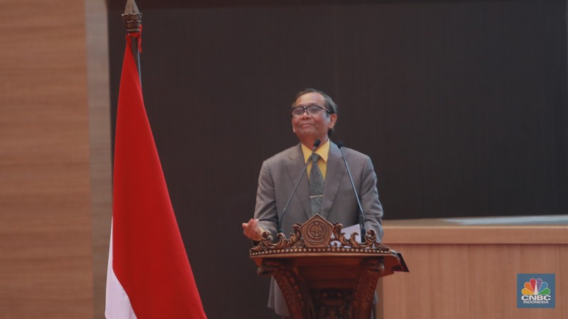 Plt. Menteri Kominfo Mahfud MD dan Panglima TNI Laksamana TNI Yudo Margono menghadiri Literasi Digital Sektor Pemerintahan di Markas Besar TNI, Cilangkap, Jakarta Timur Selasa (13/06/2023). Plt. Menteri Kominfo Mahfud MD dan Panglima TNI Laksamana TNI Yudo Margono menghadiri Literasi Digital Sektor Pemerintahan di Markas Besar TNI, Cilangkap, Jakarta Timur Selasa (13/06/2023). (CNBC Indonesia/Muhammad Sabki)