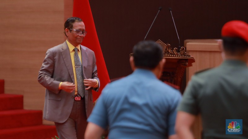 Plt. Menteri Kominfo Mahfud MD dan Panglima TNI Laksamana TNI Yudo Margono menghadiri Literasi Digital Sektor Pemerintahan di Markas Besar TNI, Cilangkap, Jakarta Timur Selasa (13/06/2023). Plt. Menteri Kominfo Mahfud MD dan Panglima TNI Laksamana TNI Yudo Margono menghadiri Literasi Digital Sektor Pemerintahan di Markas Besar TNI, Cilangkap, Jakarta Timur Selasa (13/06/2023). (CNBC Indonesia/Muhammad Sabki)
