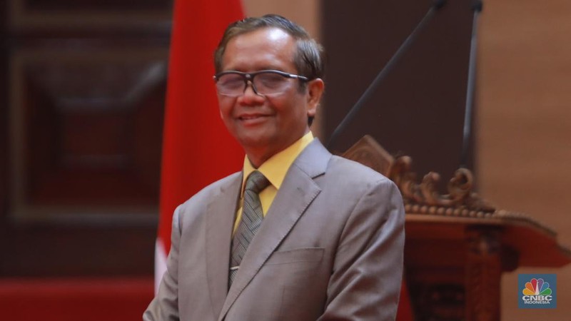Plt. Menteri Kominfo Mahfud MD dan Panglima TNI Laksamana TNI Yudo Margono menghadiri Literasi Digital Sektor Pemerintahan di Markas Besar TNI, Cilangkap, Jakarta Timur Selasa (13/06/2023). (CNBC Indonesia/Muhammad Sabki)