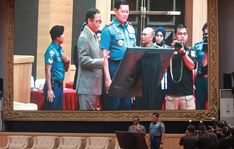 Plt. Menteri Kominfo Mahfud MD dan Panglima TNI Laksamana TNI Yudo Margono menghadiri Literasi Digital Sektor Pemerintahan di Markas Besar TNI, Cilangkap, Jakarta Timur Selasa (13/06/2023). (CNBC Indonesia/Muhammad Sabki)
