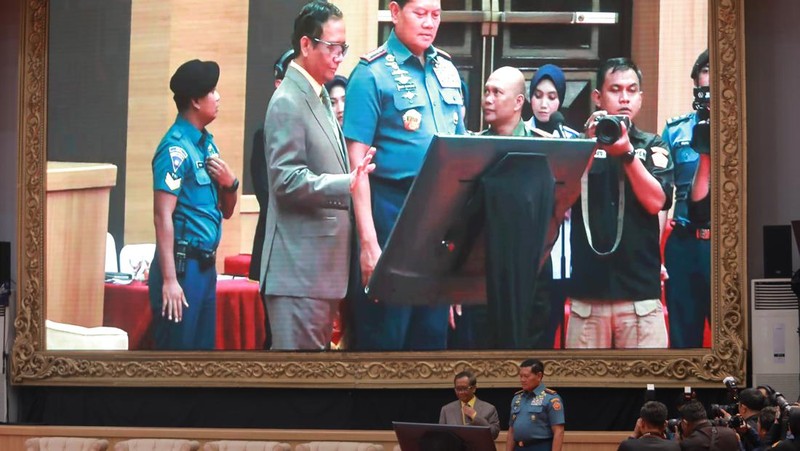 Plt. Menteri Kominfo Mahfud MD dan Panglima TNI Laksamana TNI Yudo Margono menghadiri Literasi Digital Sektor Pemerintahan di Markas Besar TNI, Cilangkap, Jakarta Timur Selasa (13/06/2023). (CNBC Indonesia/Muhammad Sabki)