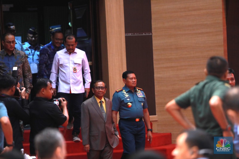 Plt. Menteri Kominfo Mahfud MD dan Panglima TNI Laksamana TNI Yudo Margono menghadiri Literasi Digital Sektor Pemerintahan di Markas Besar TNI, Cilangkap, Jakarta Timur Selasa (13/06/2023). (CNBC Indonesia/Muhammad Sabki)
