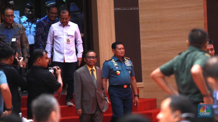 Plt. Menteri Kominfo Mahfud MD dan Panglima TNI Laksamana TNI Yudo Margono menghadiri Literasi Digital Sektor Pemerintahan di Markas Besar TNI, Cilangkap, Jakarta Timur Selasa (13/06/2023). (CNBC Indonesia/Muhammad Sabki)