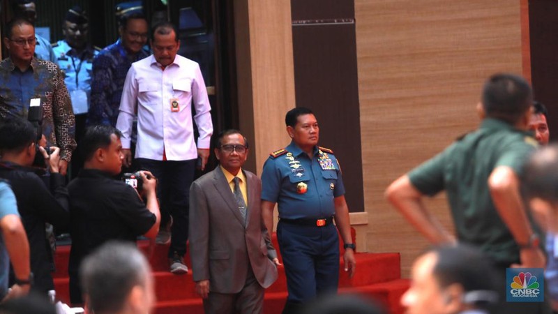 Plt. Menteri Kominfo Mahfud MD dan Panglima TNI Laksamana TNI Yudo Margono menghadiri Literasi Digital Sektor Pemerintahan di Markas Besar TNI, Cilangkap, Jakarta Timur Selasa (13/06/2023). (CNBC Indonesia/Muhammad Sabki)