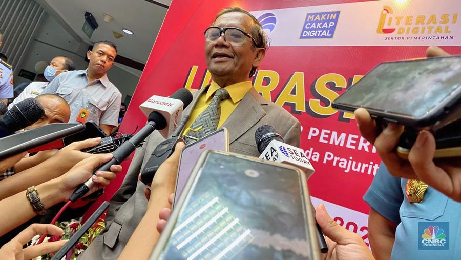 Plt Menteri Kominfo, Mahfud Md mengklaim keadaan jauh lebih tenang. (CNBC Indonesia/Novina Putri Bestari)