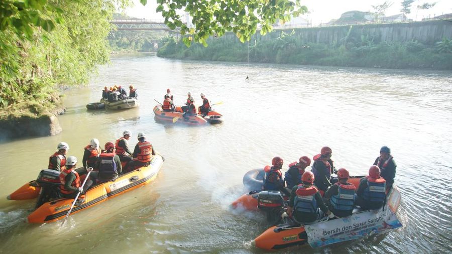 PT Bukit Asam Tbk (PTBA) bersama masyarakat melakukan aksi bersih-bersih Sungai Enim dan Sungai Kiahaan pada Sabtu (10/6/2023). Susur sungai yang melibatkan 375 peserta dari 5 komunitas, pelajar, dan 45 mitra kerja PTBA ini merupakan bagian dari rangkaian acara peringatan Hari Lingkungan Hidup Sedunia (HLHS) Tahun 2023.