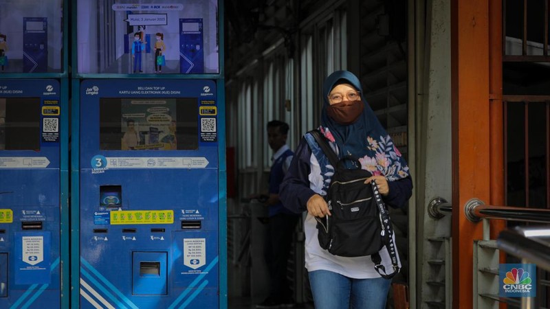Warga berjalan melintasi Trotoar di kawasan Jalan M.H. Thamrin, Jakarta, Selasa (13/6/2023). Pemerintah resmi mengeluarkan aturan bebas masker pada ruang publik dan transportasi umum. (CNBC Indonesia/Faisal Rahman)