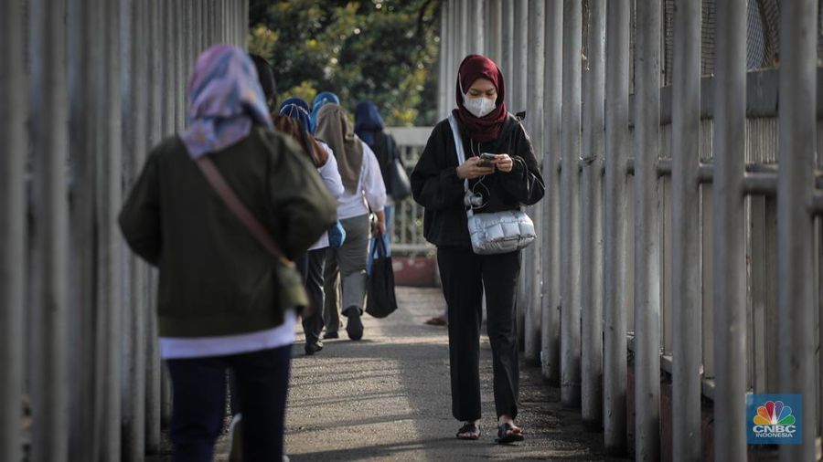 Warga berjalan melintasi Trotoar di kawasan Jalan M.H. Thamrin, Jakarta, Selasa (13/6/2023). Pemerintah resmi mengeluarkan aturan bebas masker pada ruang publik dan transportasi umum. (²©²ÊÍøÕ¾/Faisal Rahman)