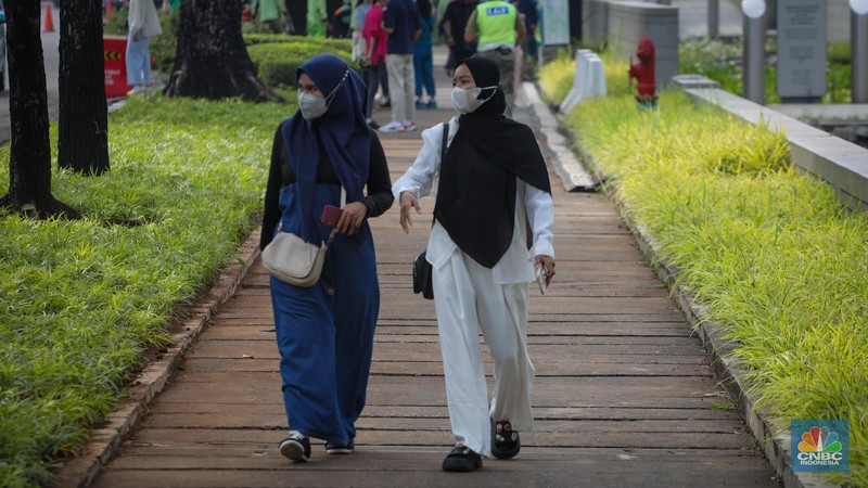 Warga berjalan melintasi Trotoar di kawasan Jalan M.H. Thamrin, Jakarta, Selasa (13/6/2023). Pemerintah resmi mengeluarkan aturan bebas masker pada ruang publik dan transportasi umum. Warga berjalan melintasi Trotoar di kawasan Jalan M.H. Thamrin, Jakarta, Selasa (13/6/2023). Pemerintah resmi mengeluarkan aturan bebas masker pada ruang publik dan transportasi umum. (CNBC Indonesia/Faisal Rahman)