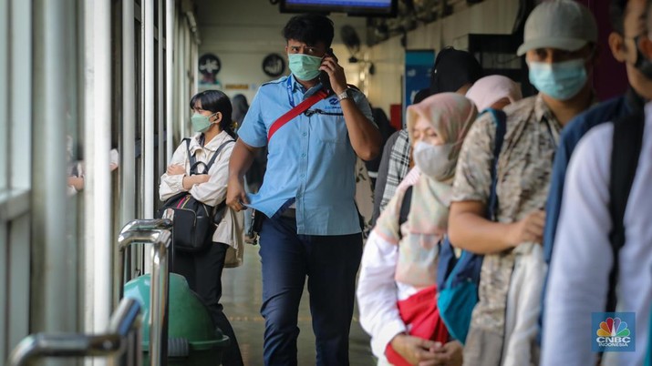 Warga berjalan melintasi Trotoar di kawasan Jalan M.H. Thamrin, Jakarta, Selasa (13/6/2023). Pemerintah resmi mengeluarkan aturan bebas masker pada ruang publik dan transportasi umum. (CNBC Indonesia/Faisal Rahman)