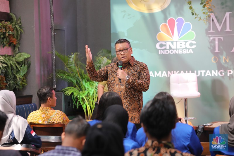 Pengamat Ekonomi Yanuar Rizki (kiri), Anggota Komisi IX DPR RI Eriko Sotarduga (kedua kiri), dan Direktur SUN DJPPR Kementerian Keuangan Deni Ridwan (kedua kanan) saat menghadiri acara CNBC Indonesia 'Money Talks On Location' di Jakarta, Rabu (14/6/2023). Acara 'Money Talks On Location' kali ini membahas topik tentang Pengamat Ekonomi Yanuar Rizki (kiri), Anggota Komisi IX DPR RI Eriko Sotarduga (kedua kiri), dan Direktur SUN DJPPR Kementerian Keuangan Deni Ridwan (kedua kanan) saat menghadiri acara CNBC Indonesia 'Money Talks On Location' di Jakarta, Rabu (14/6/2023). Acara 'Money Talks On Location' kali ini membahas topik tentang
