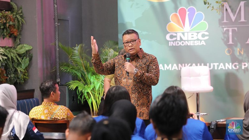 Pengamat Ekonomi Yanuar Rizki (kiri), Anggota Komisi IX DPR RI Eriko Sotarduga (kedua kiri), dan Direktur SUN DJPPR Kementerian Keuangan Deni Ridwan (kedua kanan) saat menghadiri acara CNBC Indonesia 'Money Talks On Location' di Jakarta, Rabu (14/6/2023). Acara 'Money Talks On Location' kali ini membahas topik tentang 