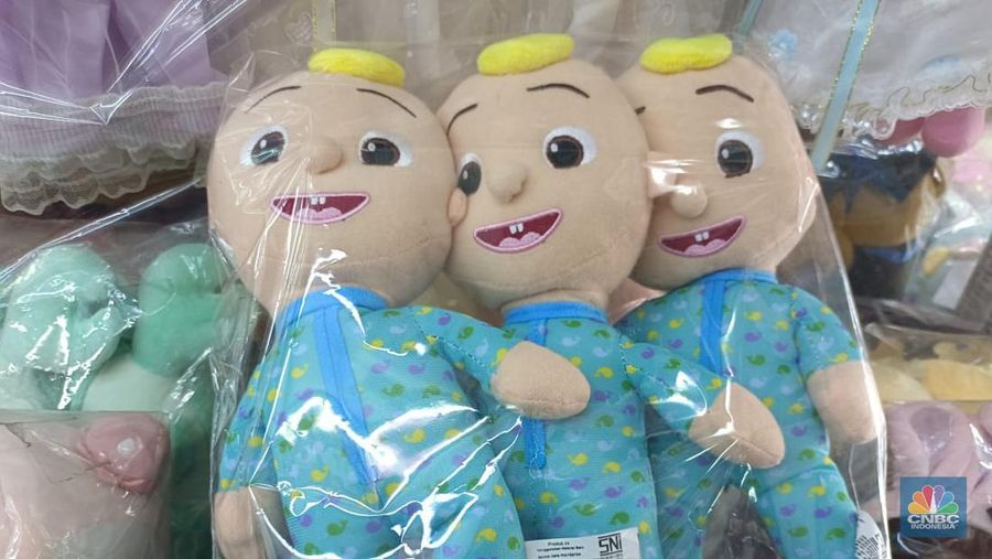 Boneka produksi lokal yang kalah bersaing dengan produk China di Pasar Asemka. (CNBC Indonesia/Martyasari Rizky)