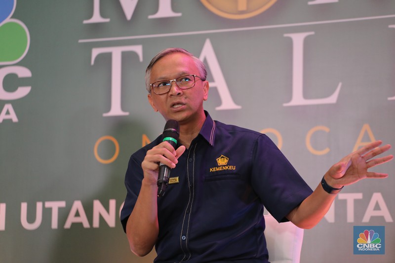 Pengamat Ekonomi Yanuar Rizki (kiri), Anggota Komisi IX DPR RI Eriko Sotarduga (kedua kiri), dan Direktur SUN DJPPR Kementerian Keuangan Deni Ridwan (kedua kanan) saat menghadiri acara CNBC Indonesia 'Money Talks On Location' di Jakarta, Rabu (14/6/2023). Acara 'Money Talks On Location' kali ini membahas topik tentang Pengamat Ekonomi Yanuar Rizki (kiri), Anggota Komisi IX DPR RI Eriko Sotarduga (kedua kiri), dan Direktur SUN DJPPR Kementerian Keuangan Deni Ridwan (kedua kanan) saat menghadiri acara CNBC Indonesia 'Money Talks On Location' di Jakarta, Rabu (14/6/2023). Acara 'Money Talks On Location' kali ini membahas topik tentang