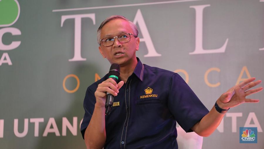 Pengamat Ekonomi Yanuar Rizki (kiri), Anggota Komisi IX DPR RI Eriko Sotarduga (kedua kiri), dan Direktur SUN DJPPR Kementerian Keuangan Deni Ridwan (kedua kanan) saat menghadiri acara CNBC Indonesia 'Money Talks On Location' di Jakarta, Rabu (14/6/2023). Acara 'Money Talks On Location' kali ini membahas topik tentang 