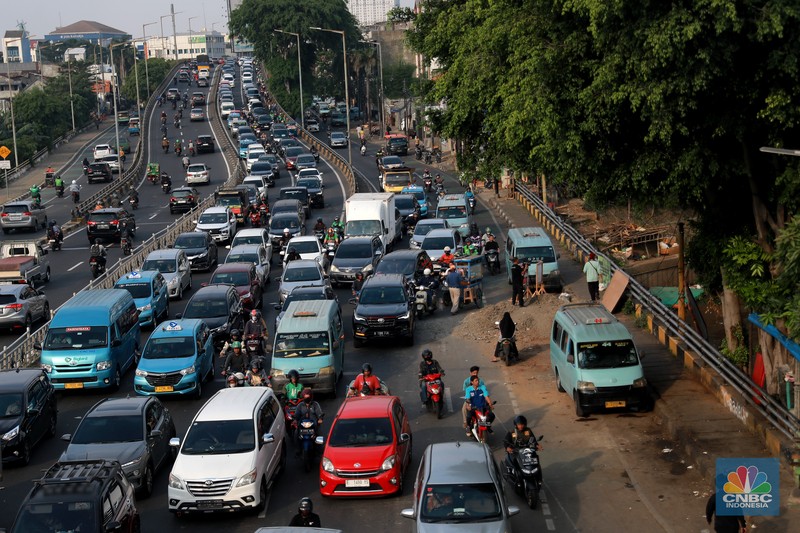 Kepadatan lalu lintas akibat proyek galian di seberang Kali Ciliwung, Jakarta Timur, Rabu, (14/6). (CNBC Indonesia/Muhammad Sabki)