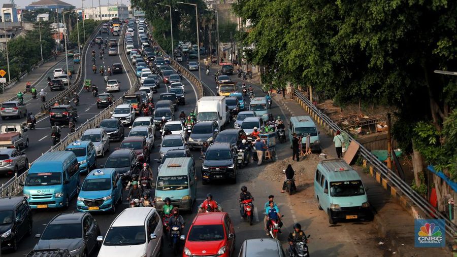 Kepadatan lalu lintas akibat proyek galian di seberang Kali Ciliwung, Jakarta Timur, Rabu, (14/6). (CNBC Indonesia/Muhammad Sabki)