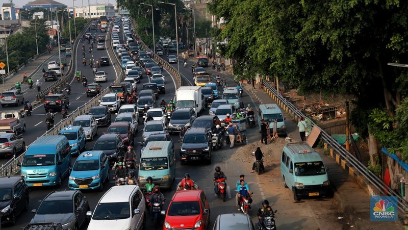 Kepadatan lalu lintas akibat proyek galian di seberang Kali Ciliwung, Jakarta Timur, Rabu, (14/6). (CNBC Indonesia/Muhammad Sabki)