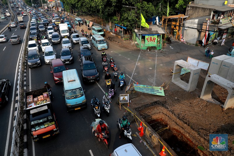 Kepadatan lalu lintas akibat proyek galian di seberang Kali Ciliwung, Jakarta Timur, Rabu, (14/6). (CNBC Indonesia/Muhammad Sabki)