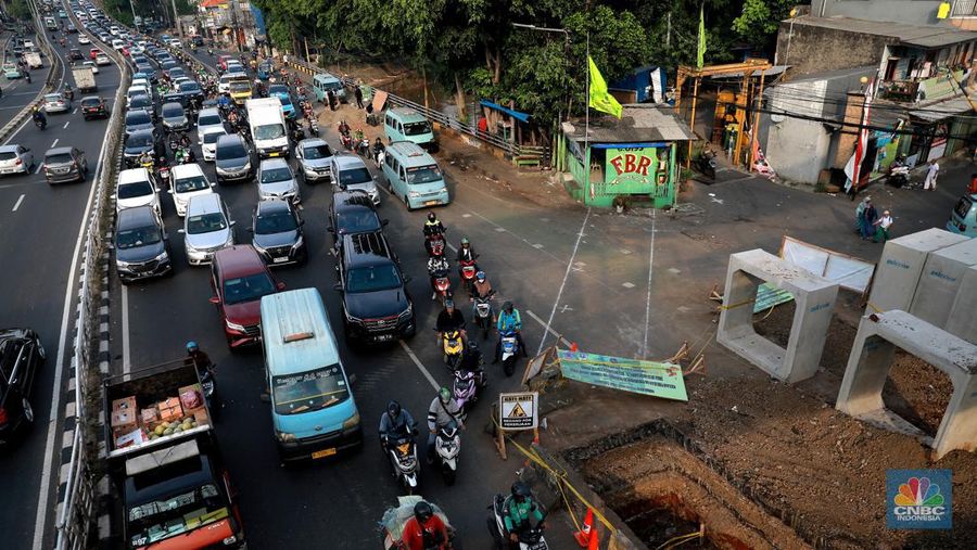 Kepadatan lalu lintas akibat proyek galian di seberang Kali Ciliwung, Jakarta Timur, Rabu, (14/6). (CNBC Indonesia/Muhammad Sabki)