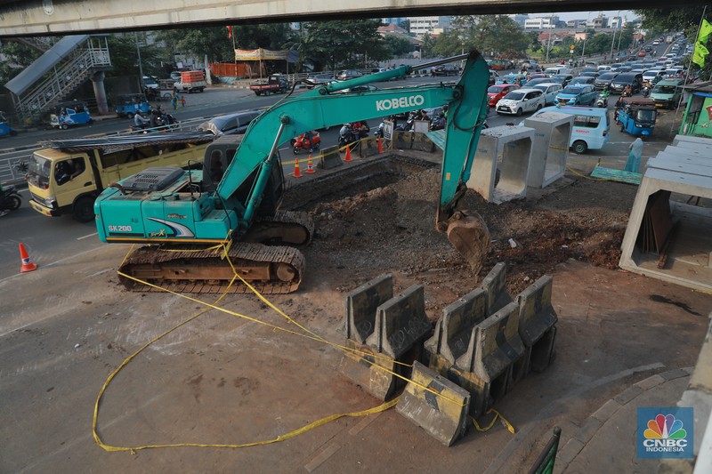 Kepadatan lalu lintas akibat proyek galian di seberang Kali Ciliwung, Jakarta Timur, Rabu, (14/6). (CNBC Indonesia/Muhammad Sabki)